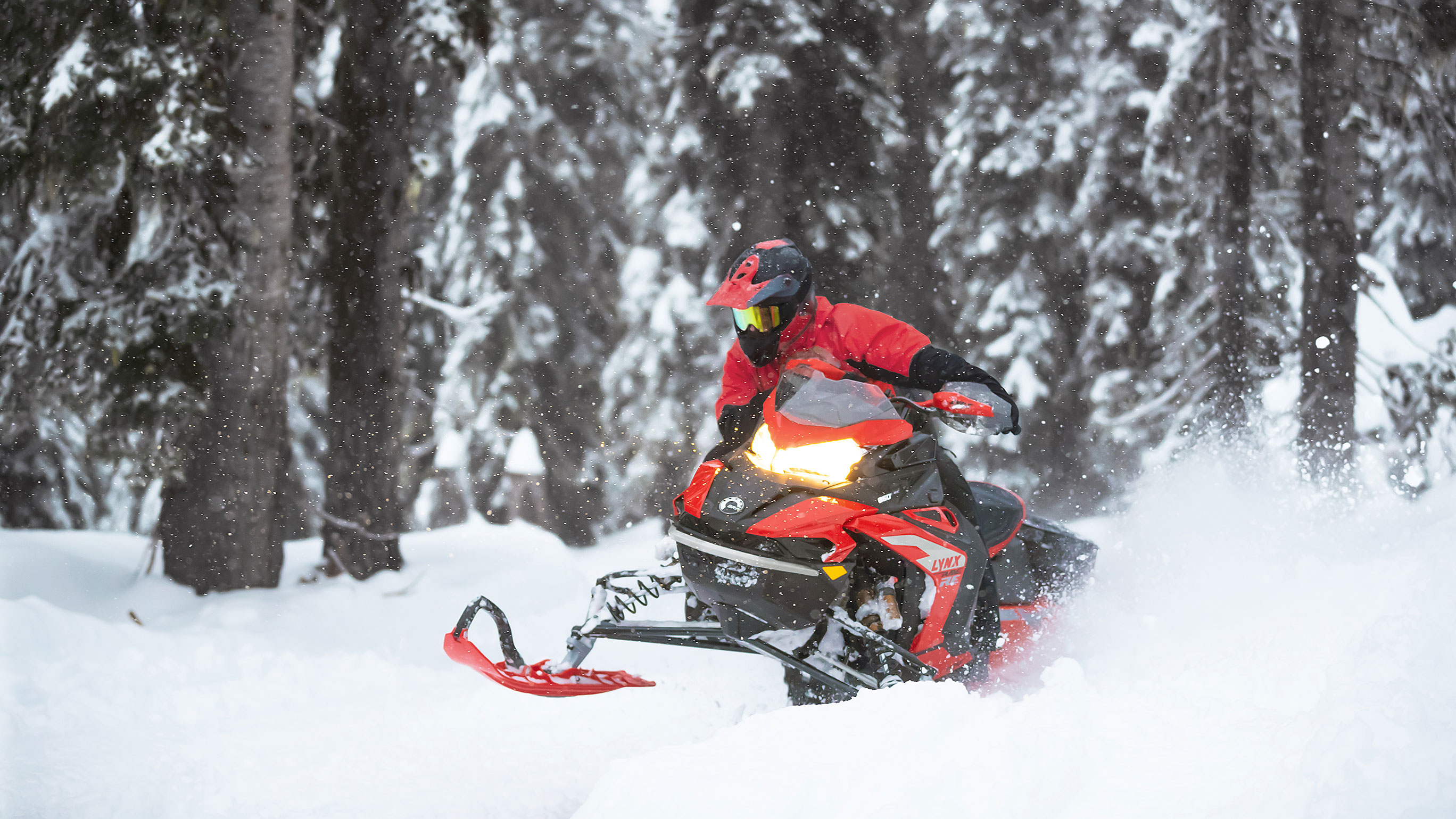 Homme appréciant  la neige profonde avec son Lynx Rave 2022