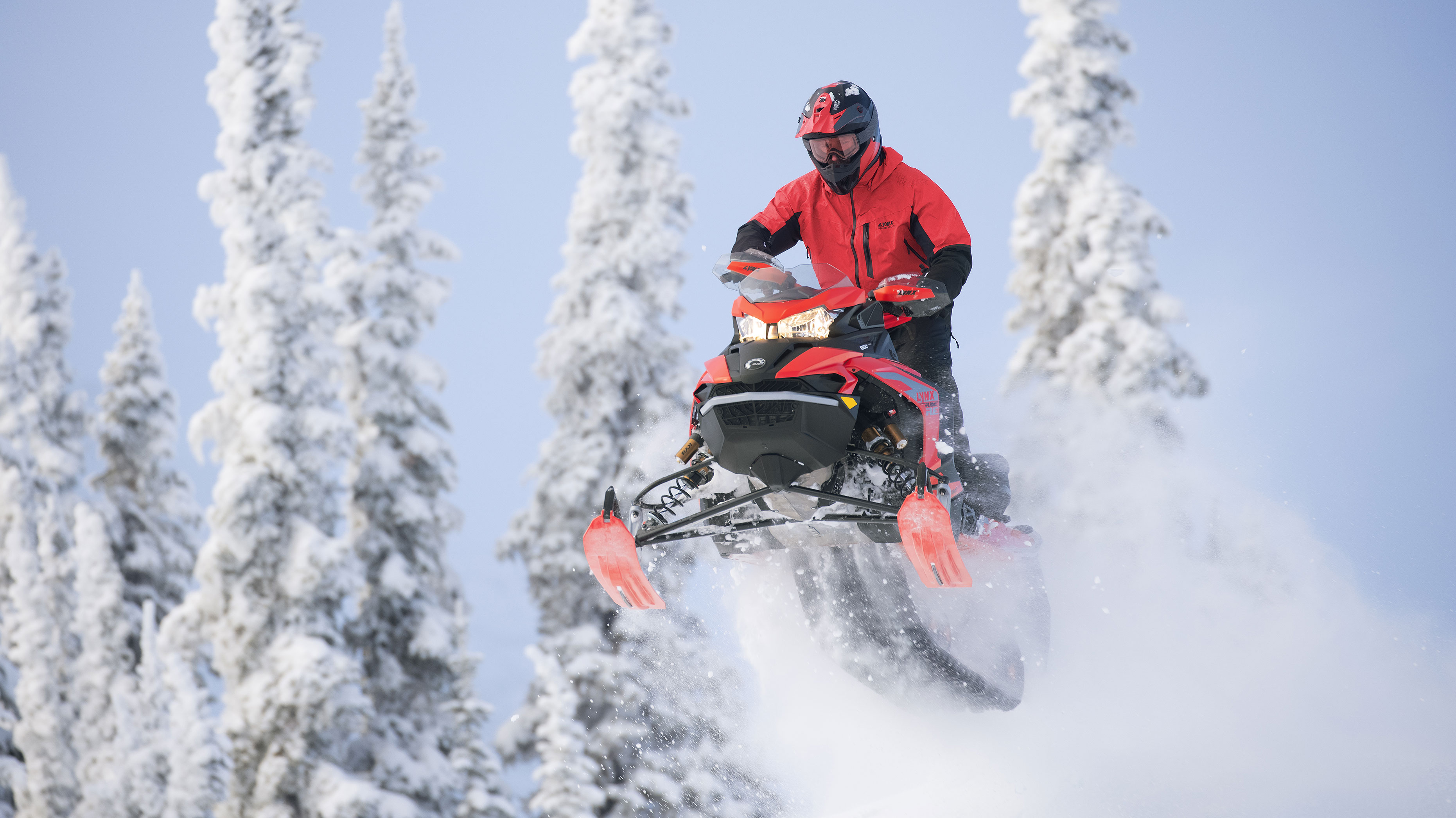 Homme sautant avec son Lynx Rave 2022 dans la neige profonde