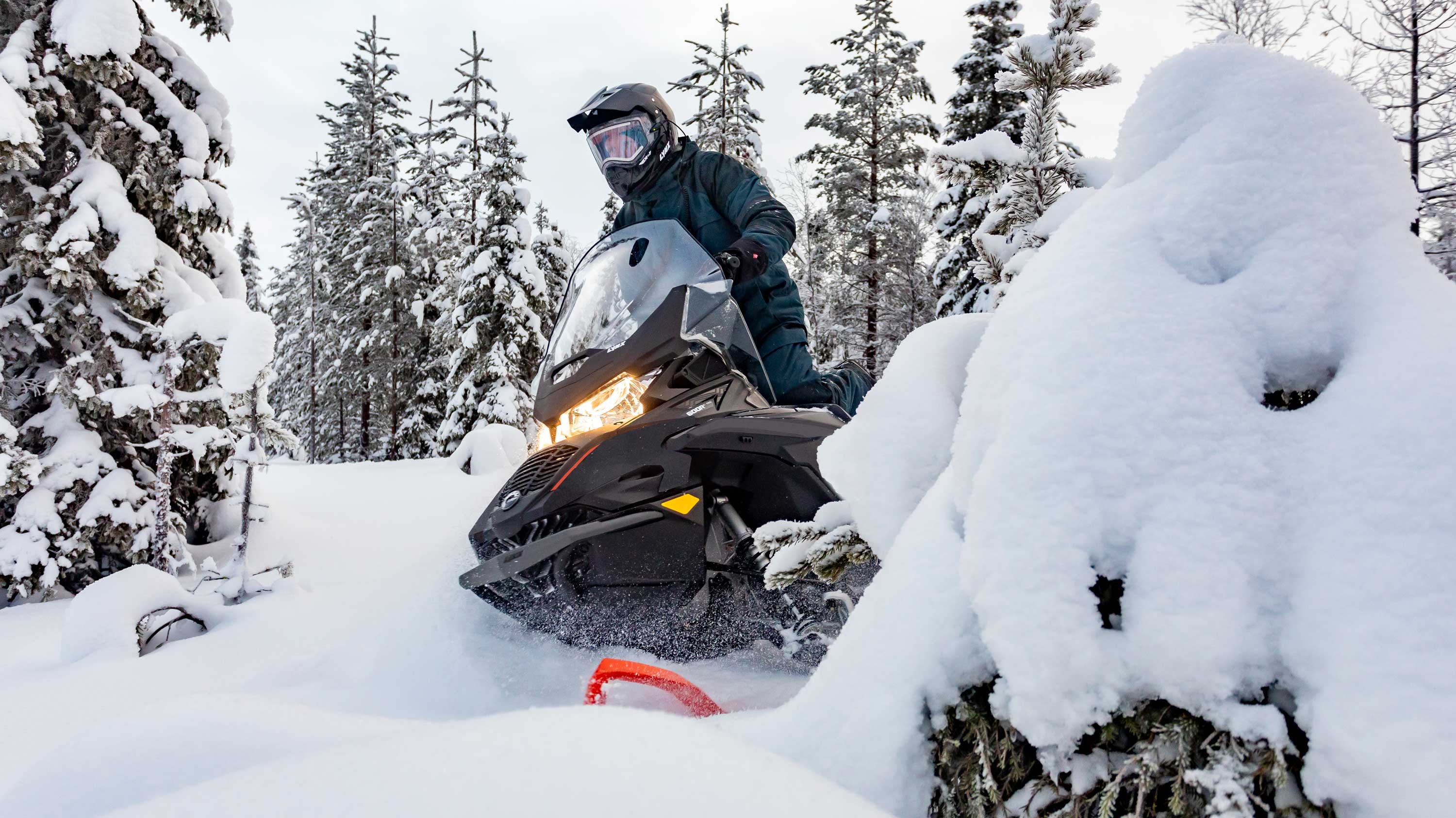 Снегоход Lynx 49 Ranger Pro едет по пухляку