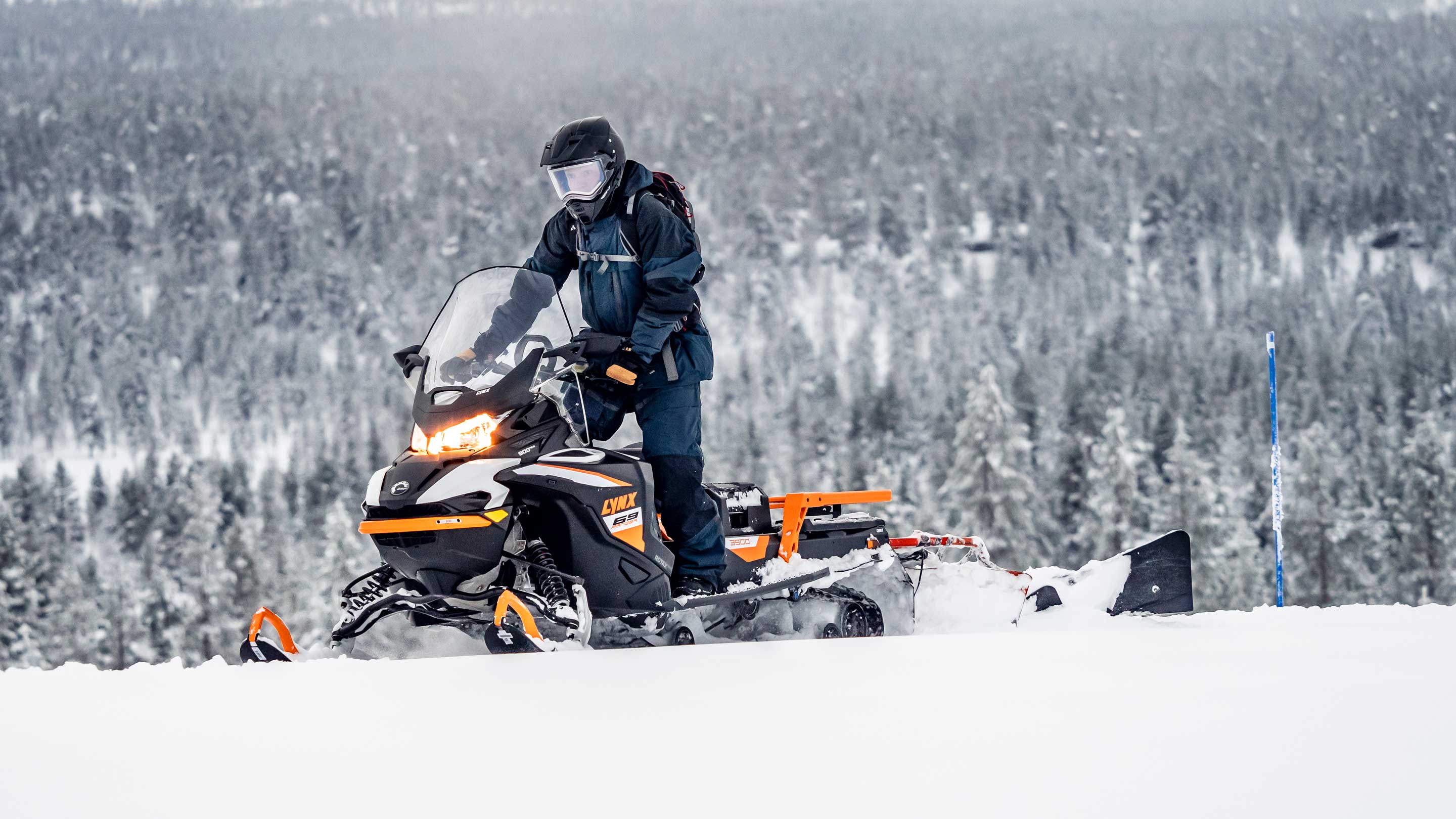 69 Ranger Alpine snøscooter som lager løype