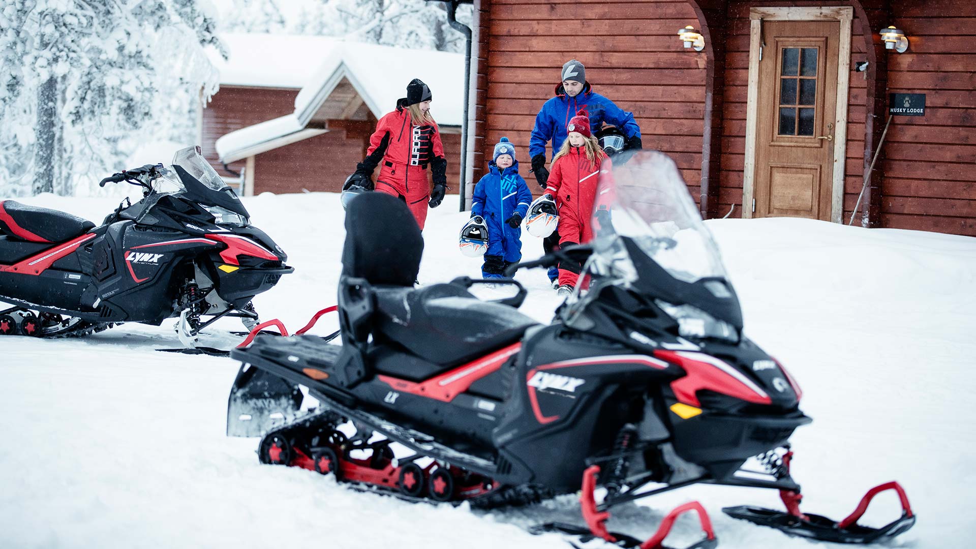 Семья едет на снегоходах Lynx Adventure