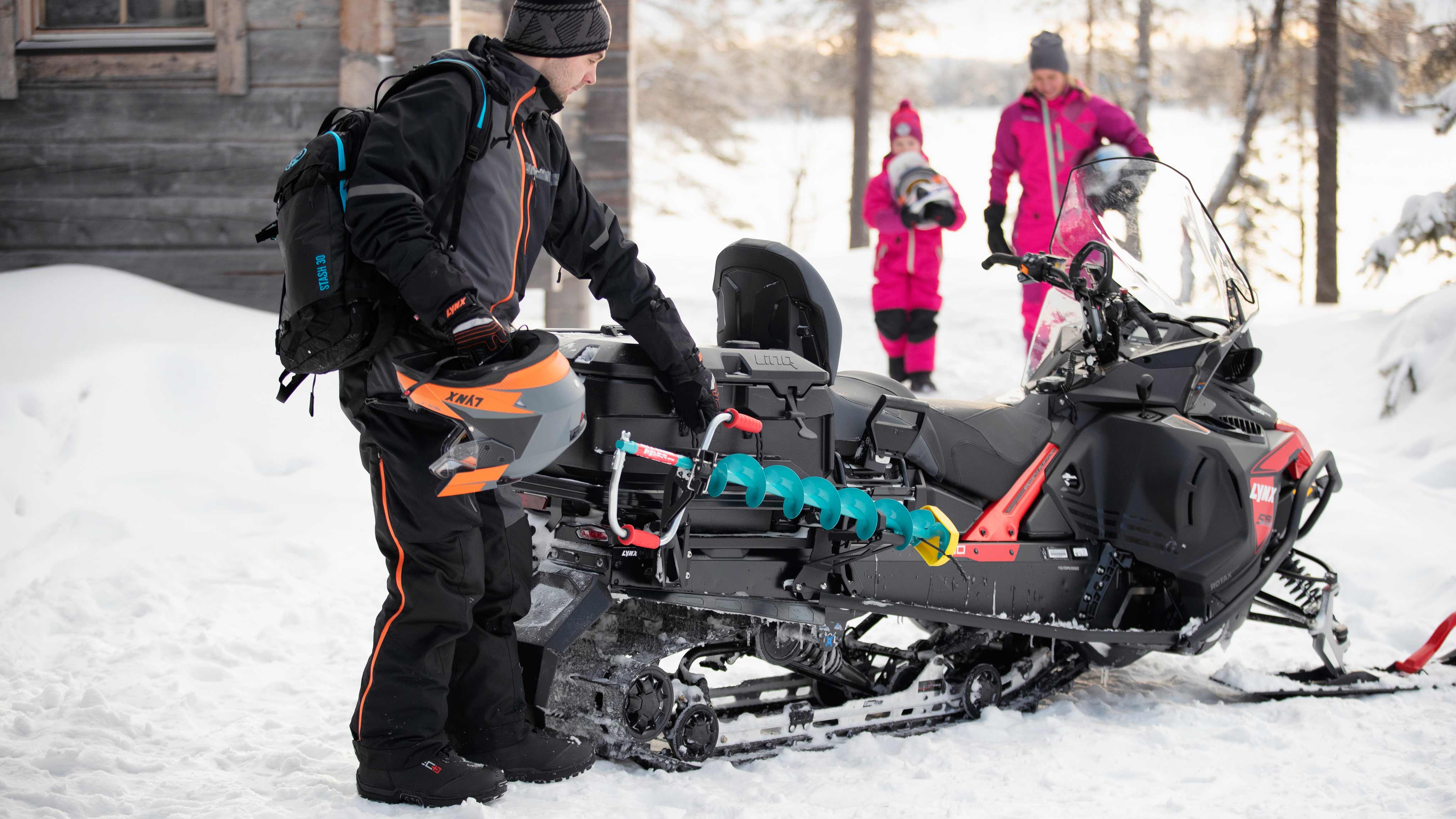 Familie som forbereder seg på å kjøre en Lynx 59 Ranger-snøscooter