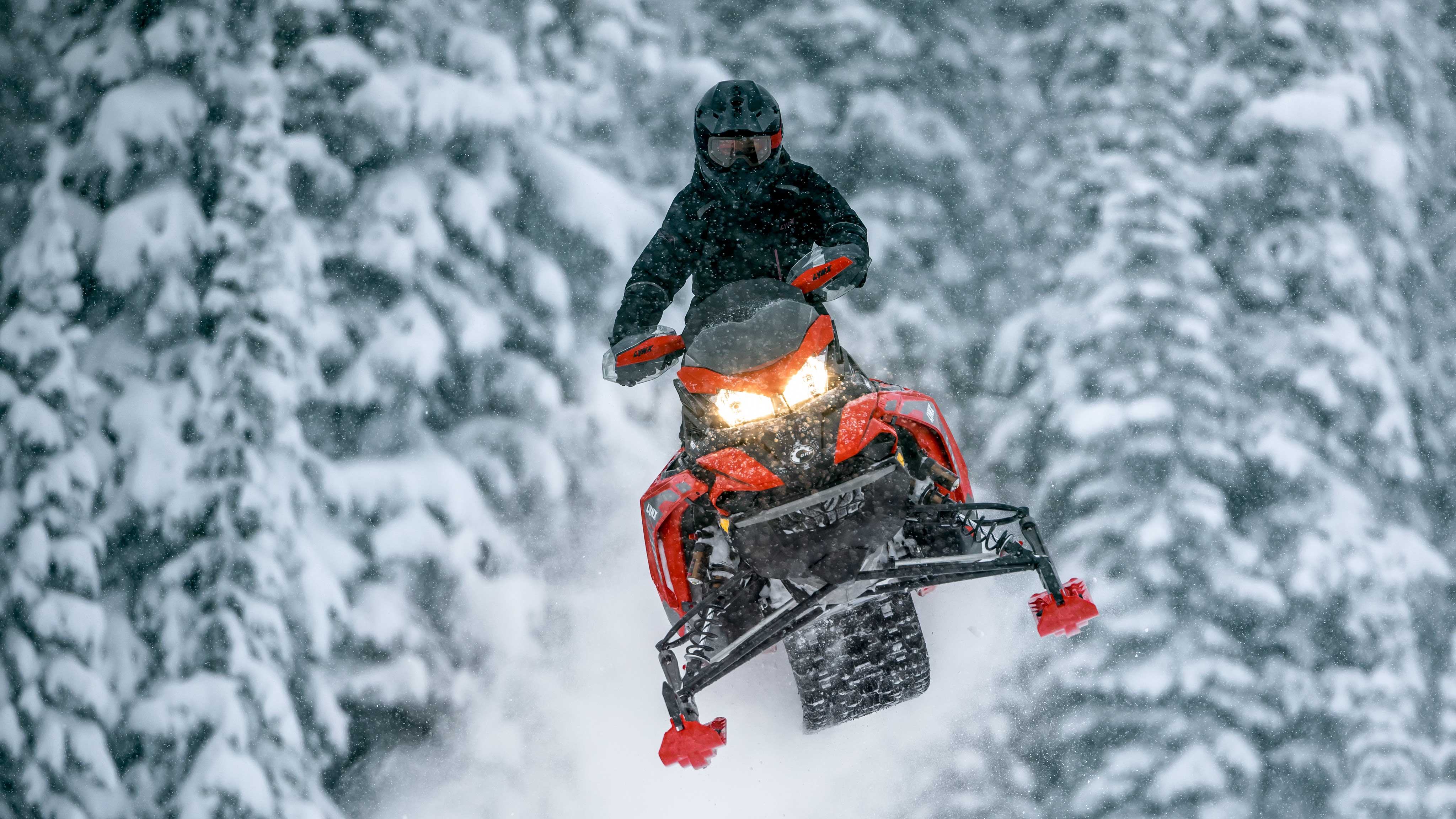Lynx Rave RE snøscooter i humpete løype