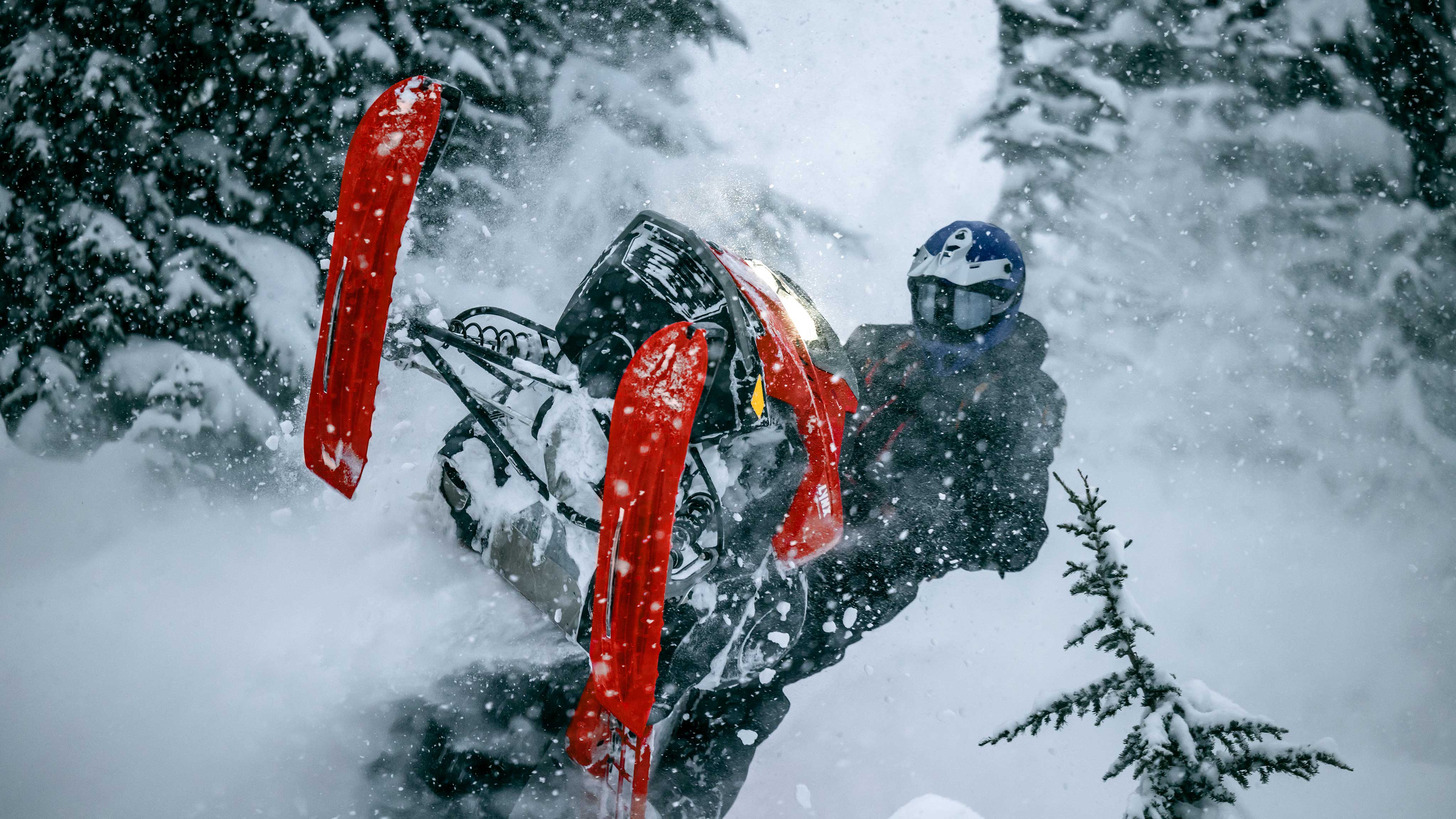 Mies nauttimassa syvän lumen ajosta 2023 Lynx-moottorikelkalla