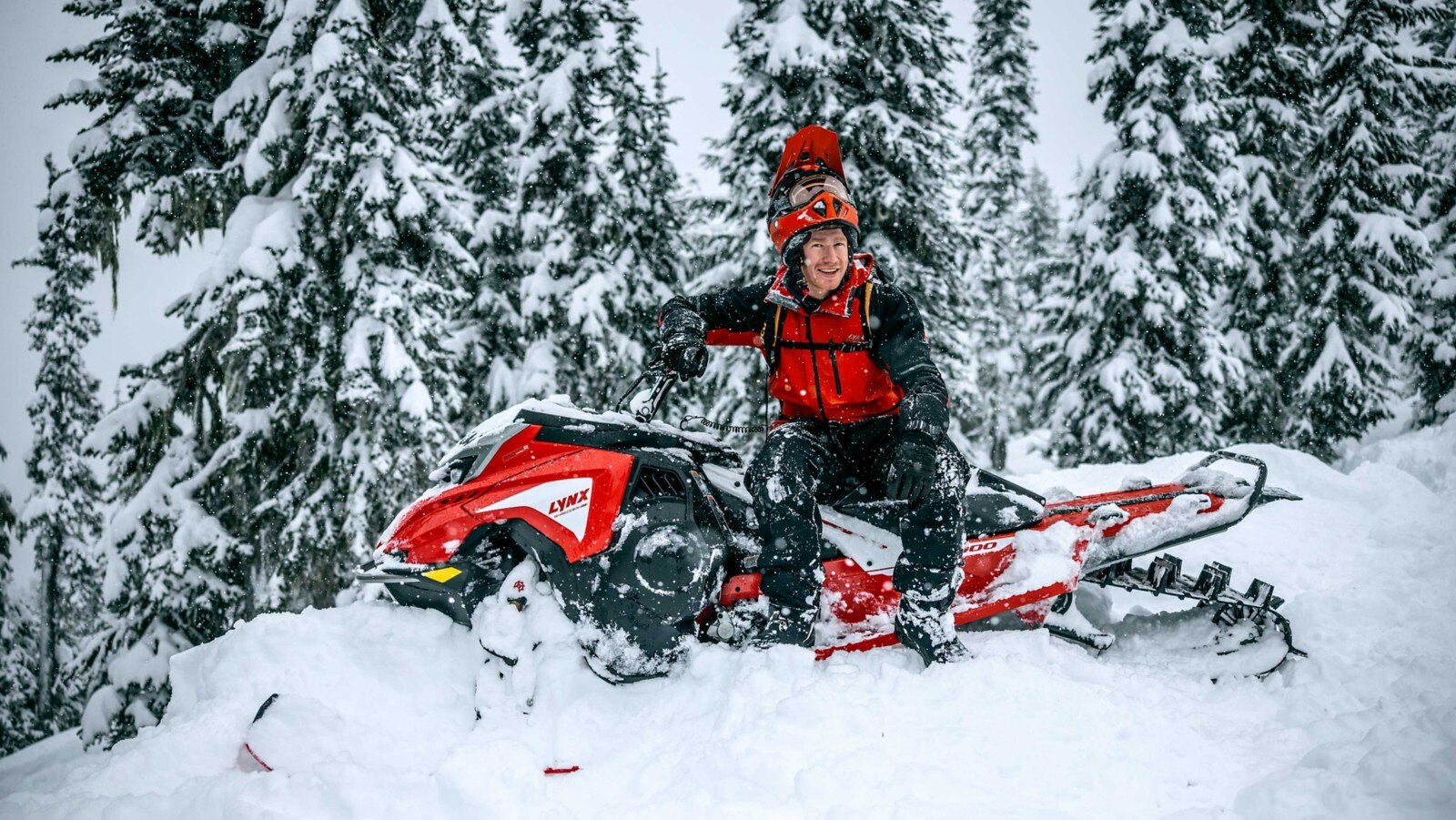 Lynx Rave 2023  faisant une virage serré dans la neige profonde
