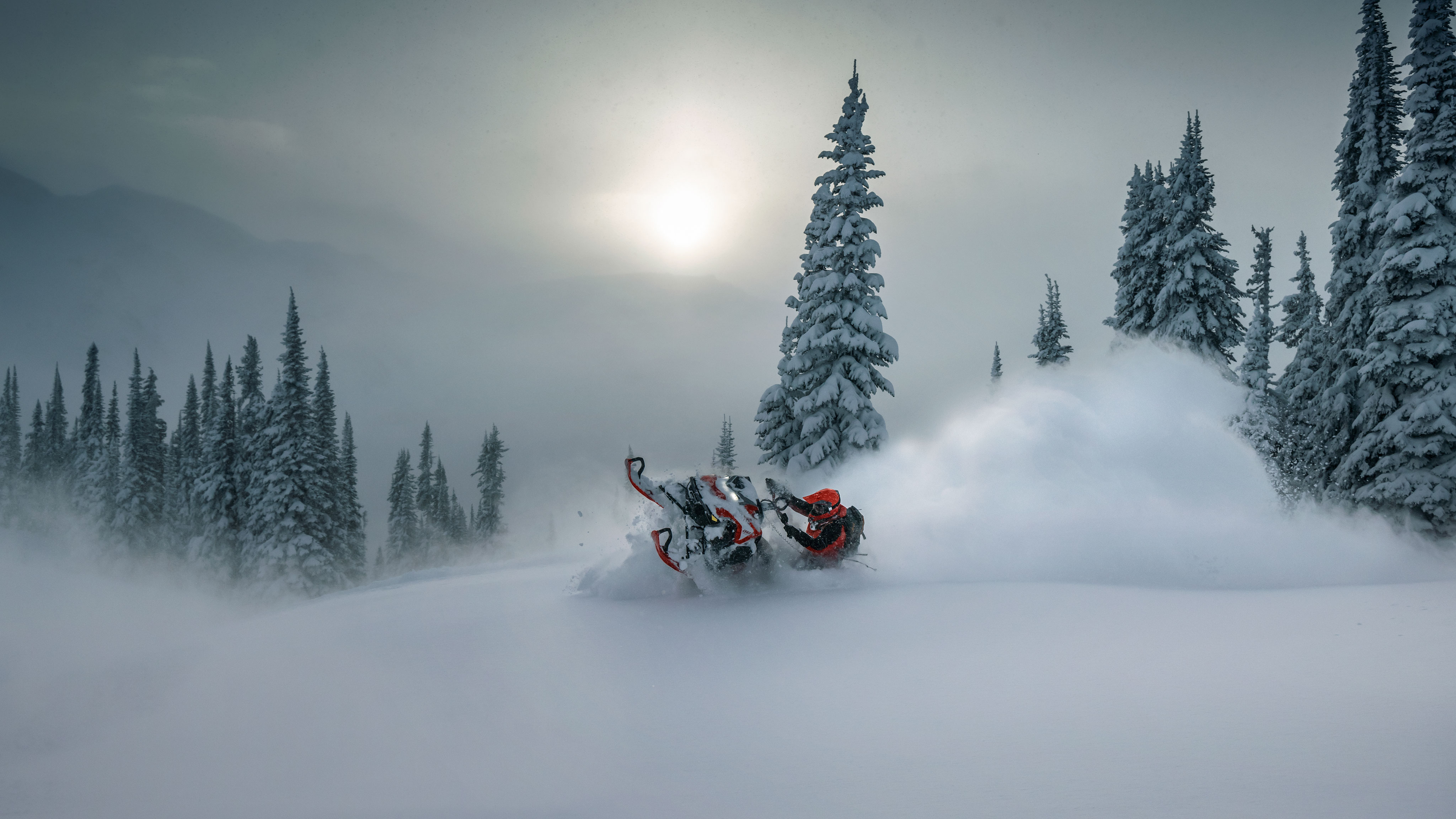 Conducteur de motoneige Lynx sortant de la neige profonde
