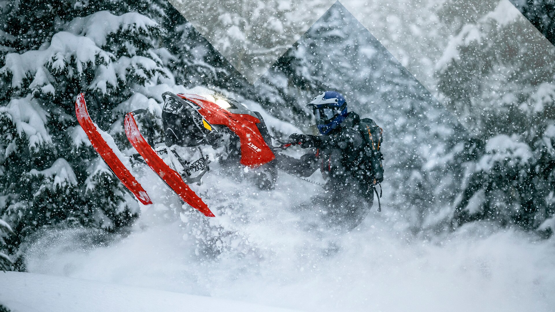 Lynx-moottorikelkan kuljettaja ajamassa ulos syvästä lumesta.