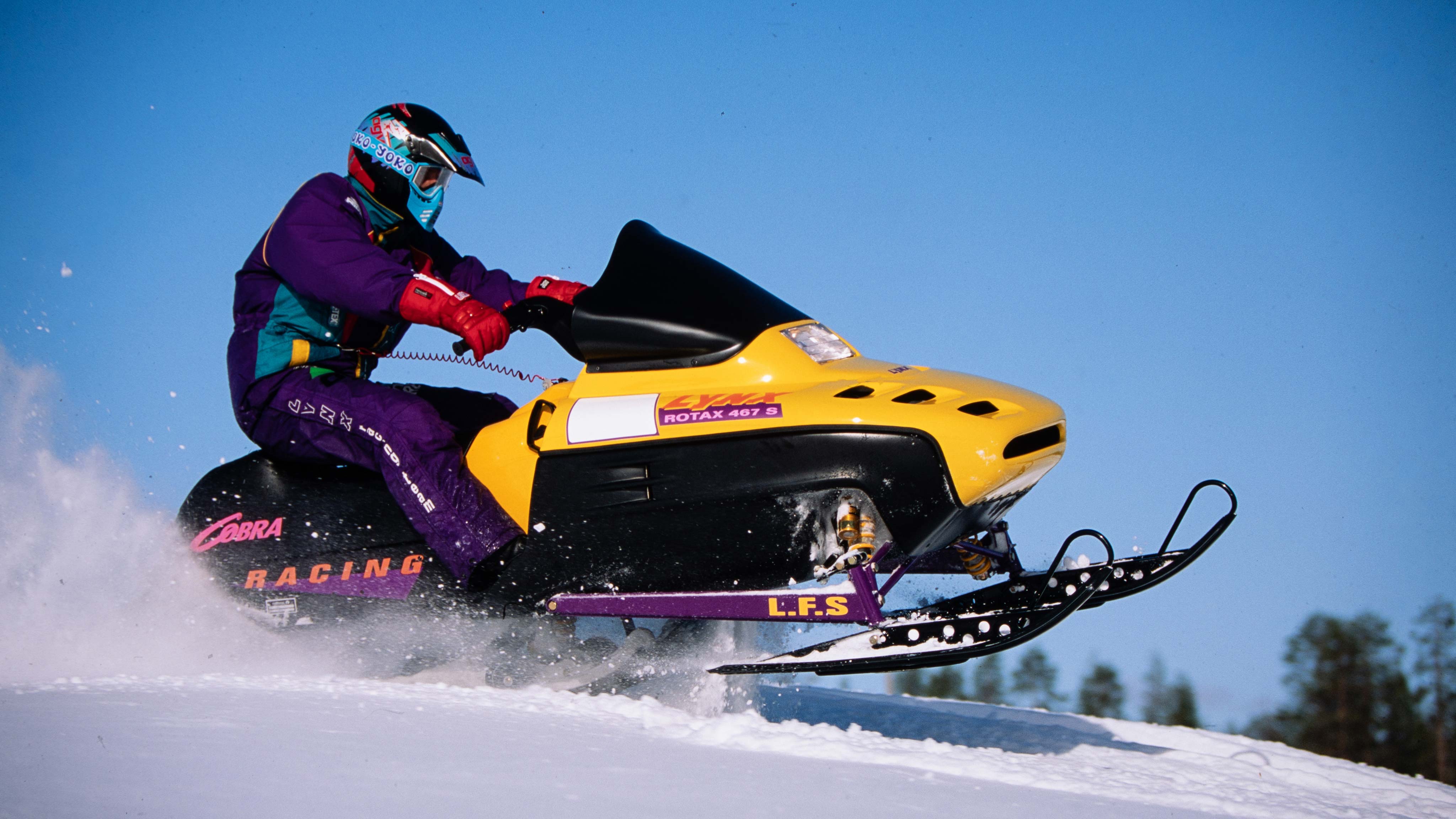 Ryttare accelererar med Lynx Cobra Racing snöskoter