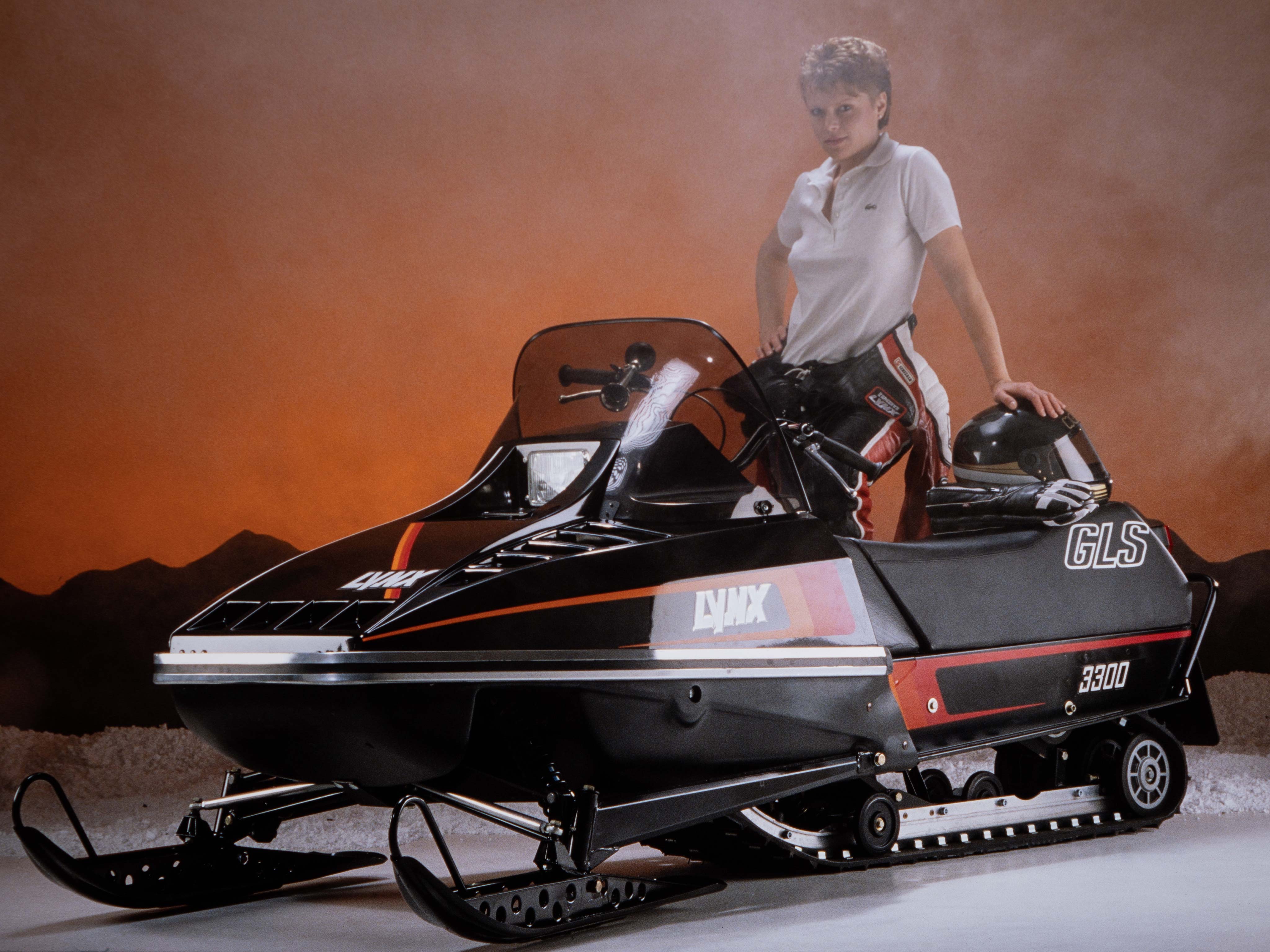 Femme posant dans un studio avec une motoneige Lynx GLS 3300 1985