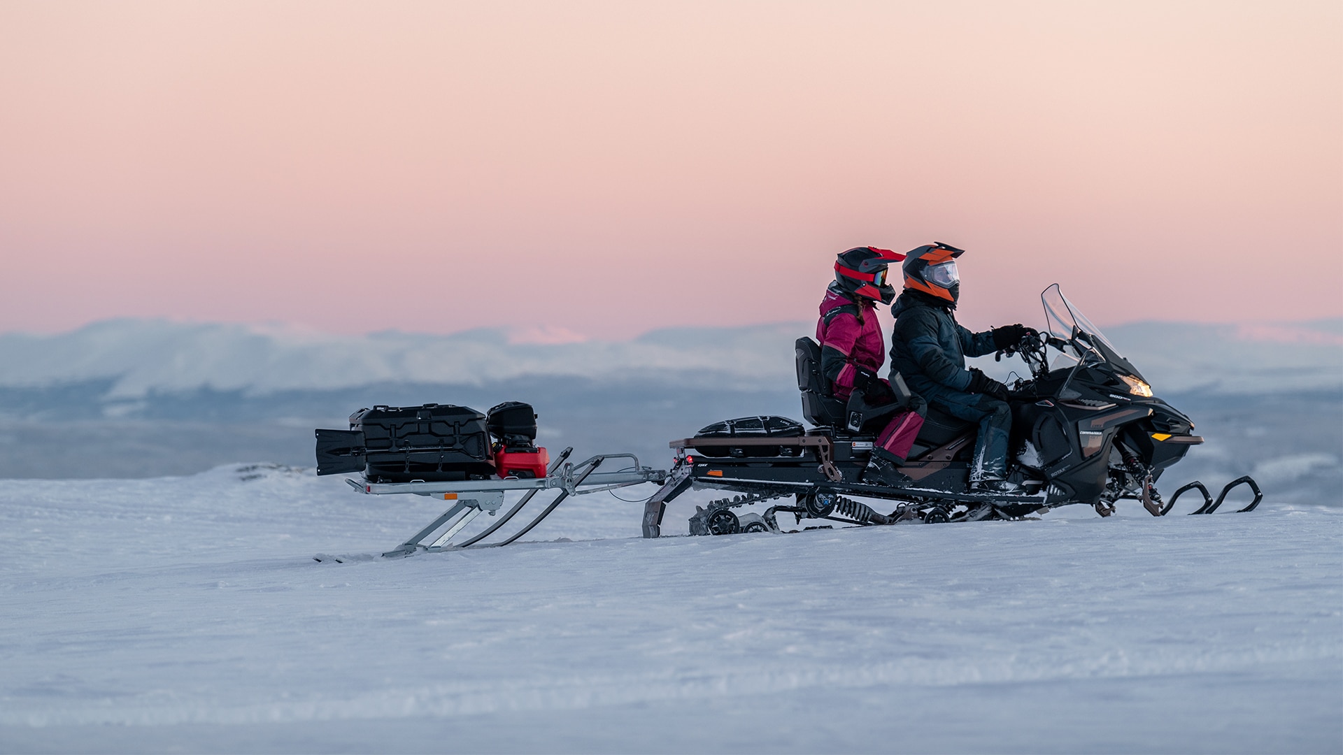 Et par kjører en Lynx Commander Grand Tourer i fjellheimen