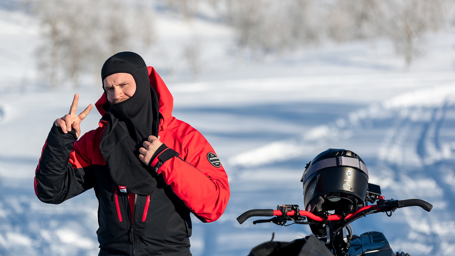 Kuljettaja poseeraa Lynxin ajovarusteissa