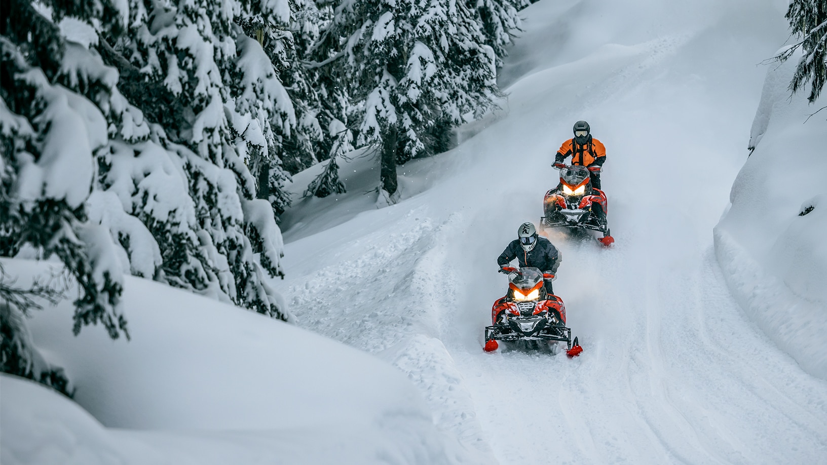 Lynx Xterrain RE ja Brutal liikkeellä yhdessä mutkaisella reitillä