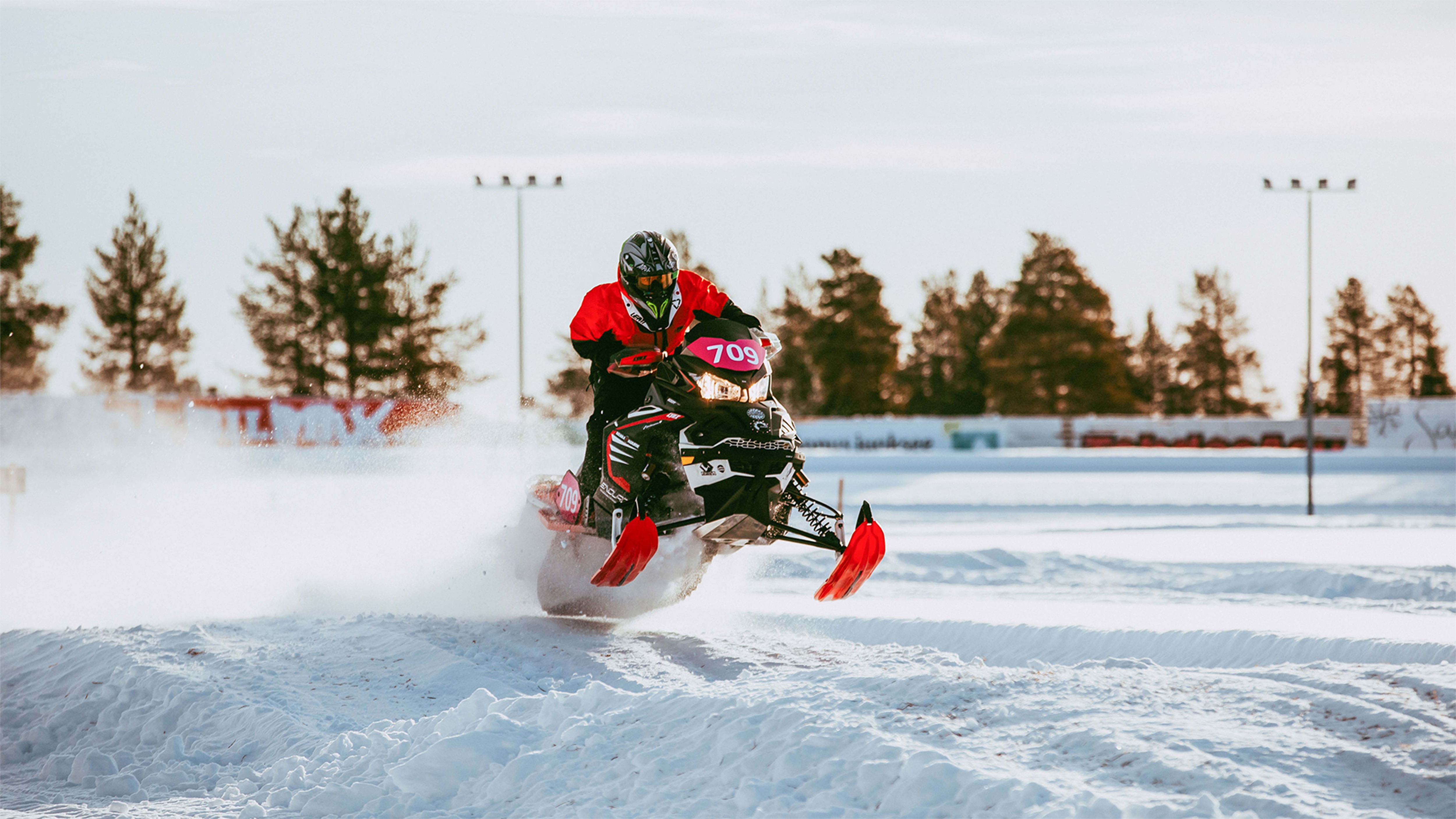 Lynx Rave Enduro moottorikelkka ajamassa radalla