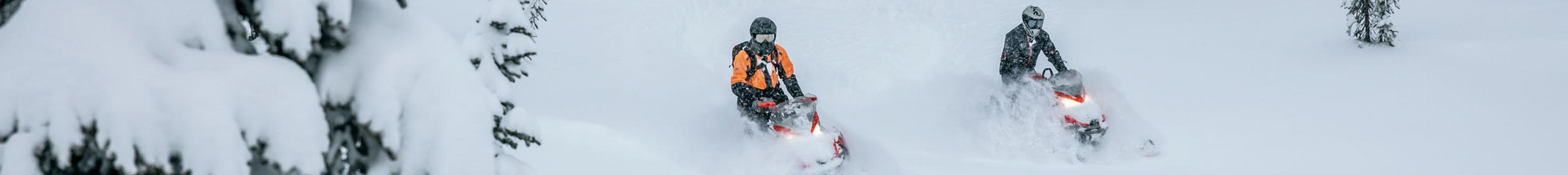 Lynx snöskotrar som kör på snön