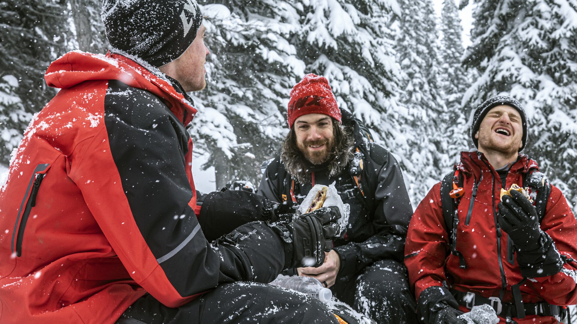 Groupe de motoneigistes Lynx partageant un repas en hors-piste