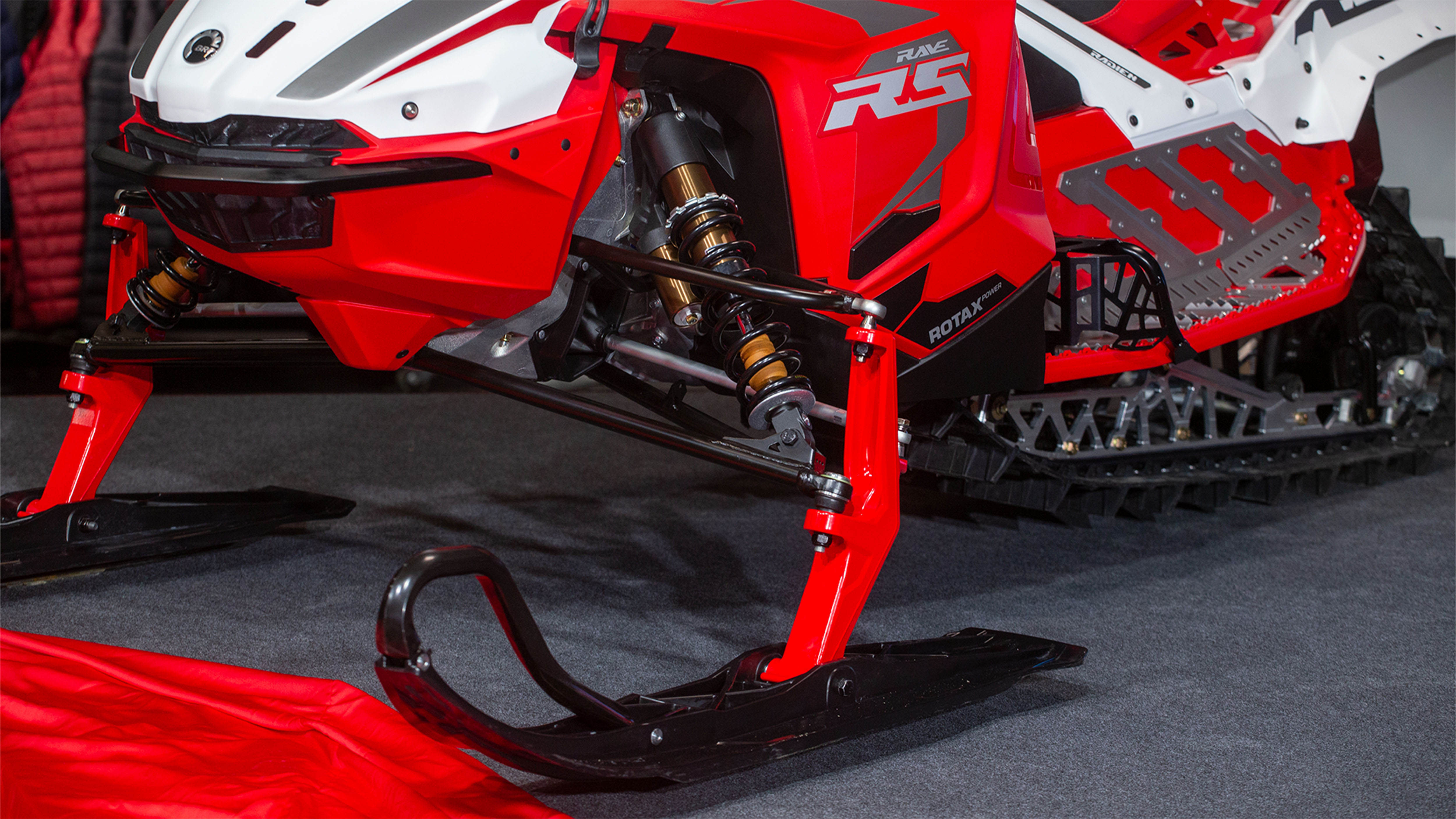Lynx LFS Racing front suspension in Rave RS racing snowmobile
