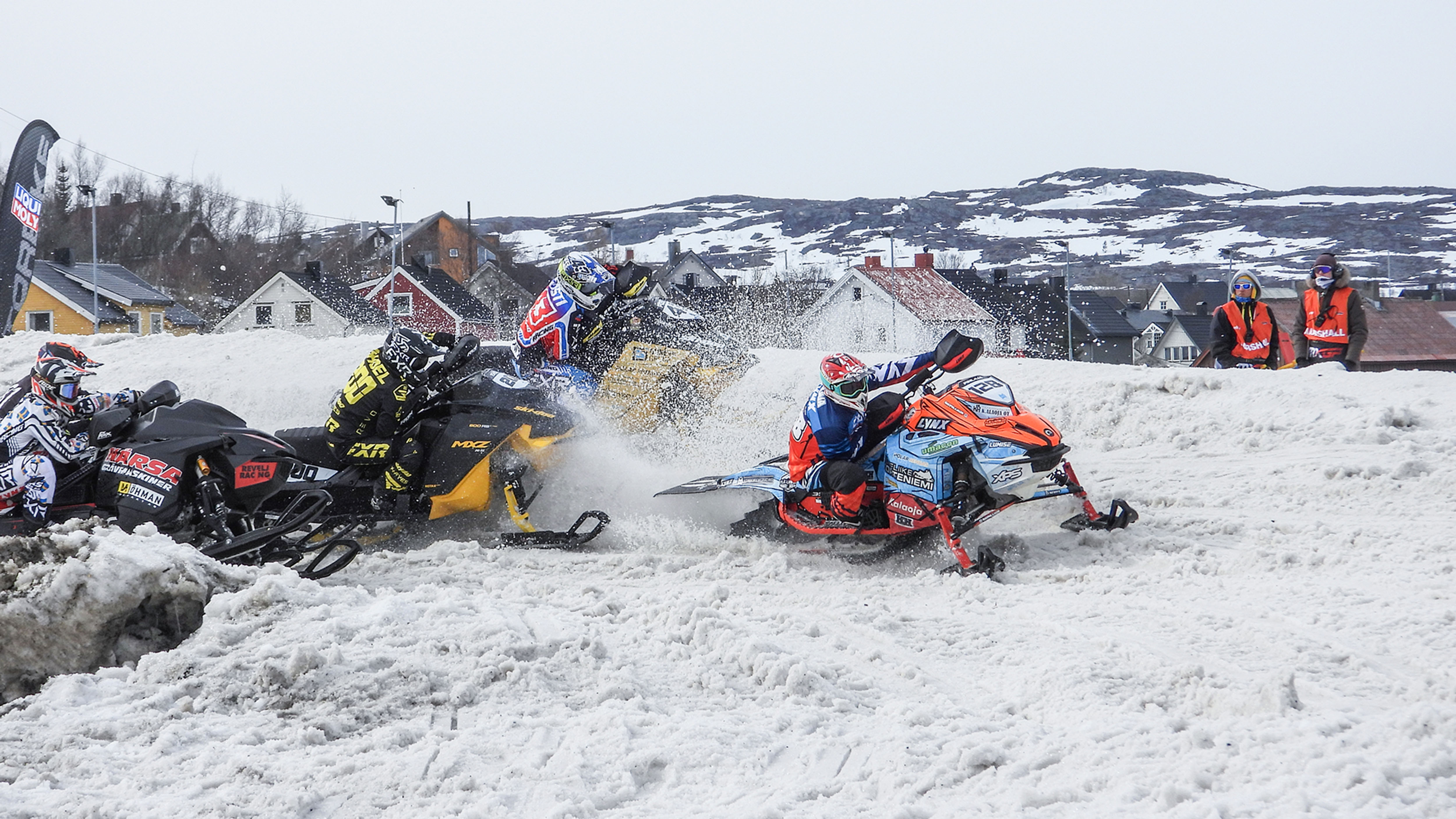 Snowcrossin maailmanmestari Aki Pihlaja ajamassa radalla Lynx Rave RS -moottorikelkalla Norjan Kirkkoniemessä