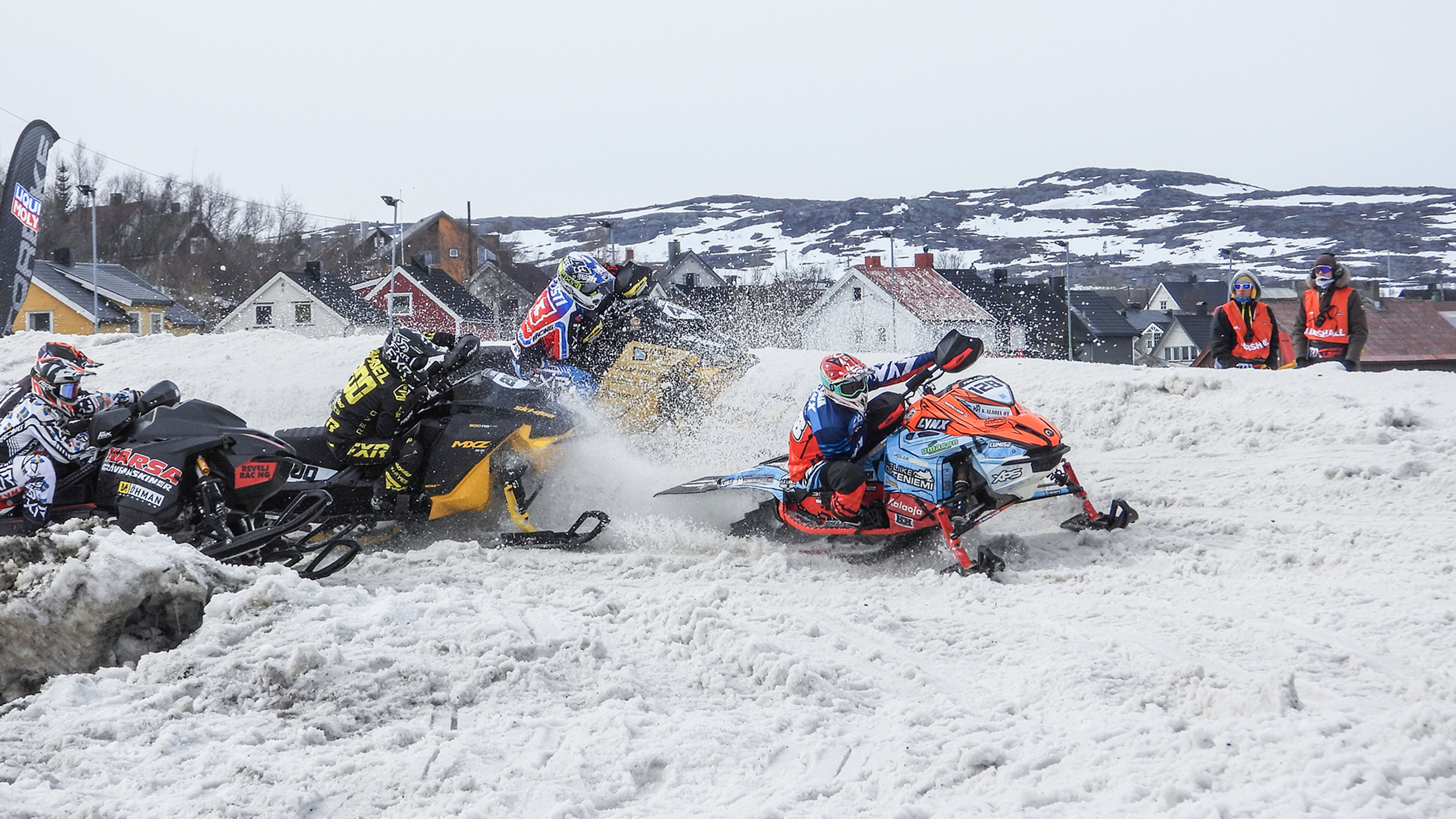 Snöcrossvärldsmästaren Aki Pihlaja på banan med sin Lynx Rave RS-snöskoter i Kirkkoniemi, Norge.