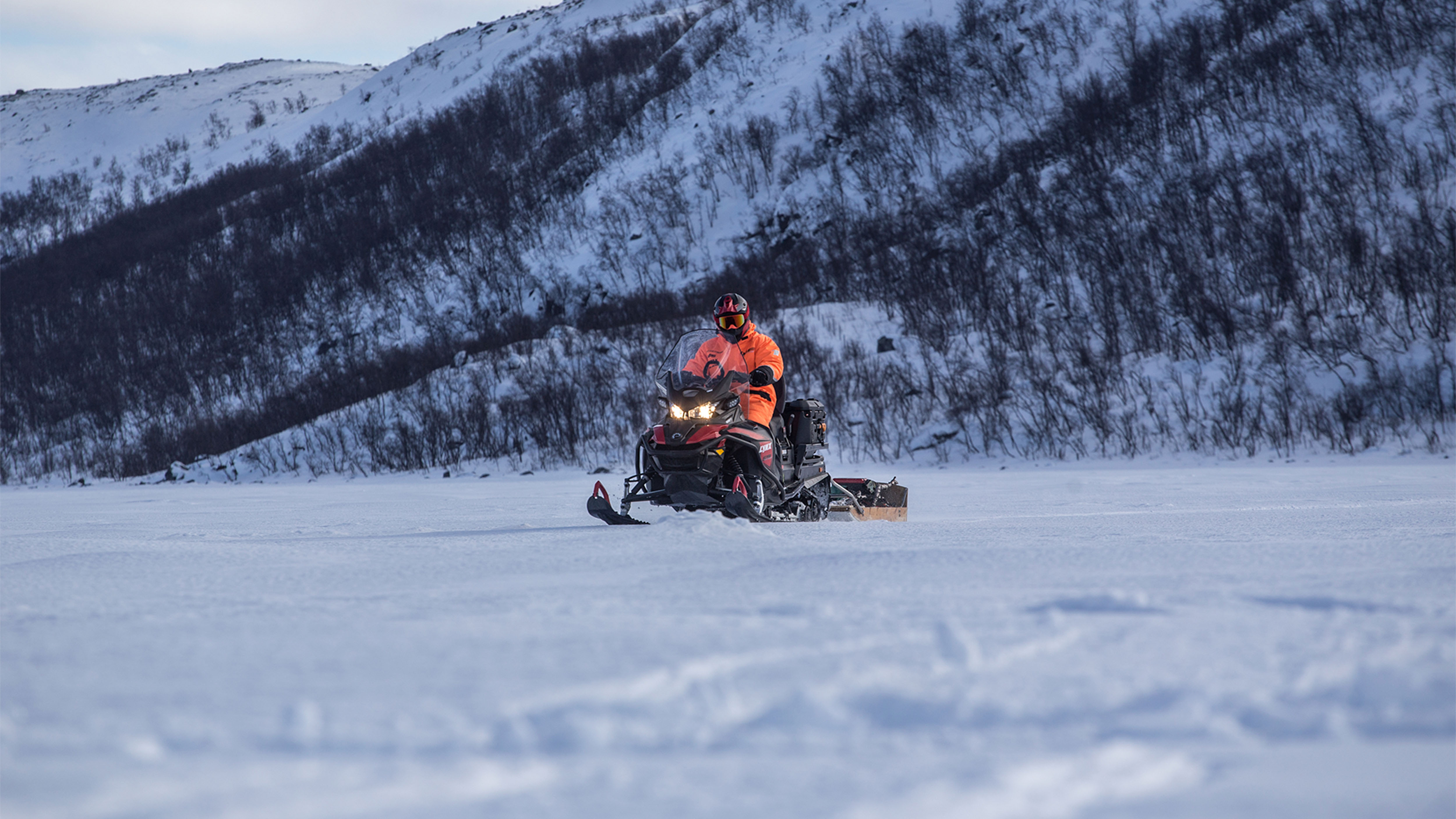 Lynx 59 Ranger snøscooter som trekker slede på innsjøis