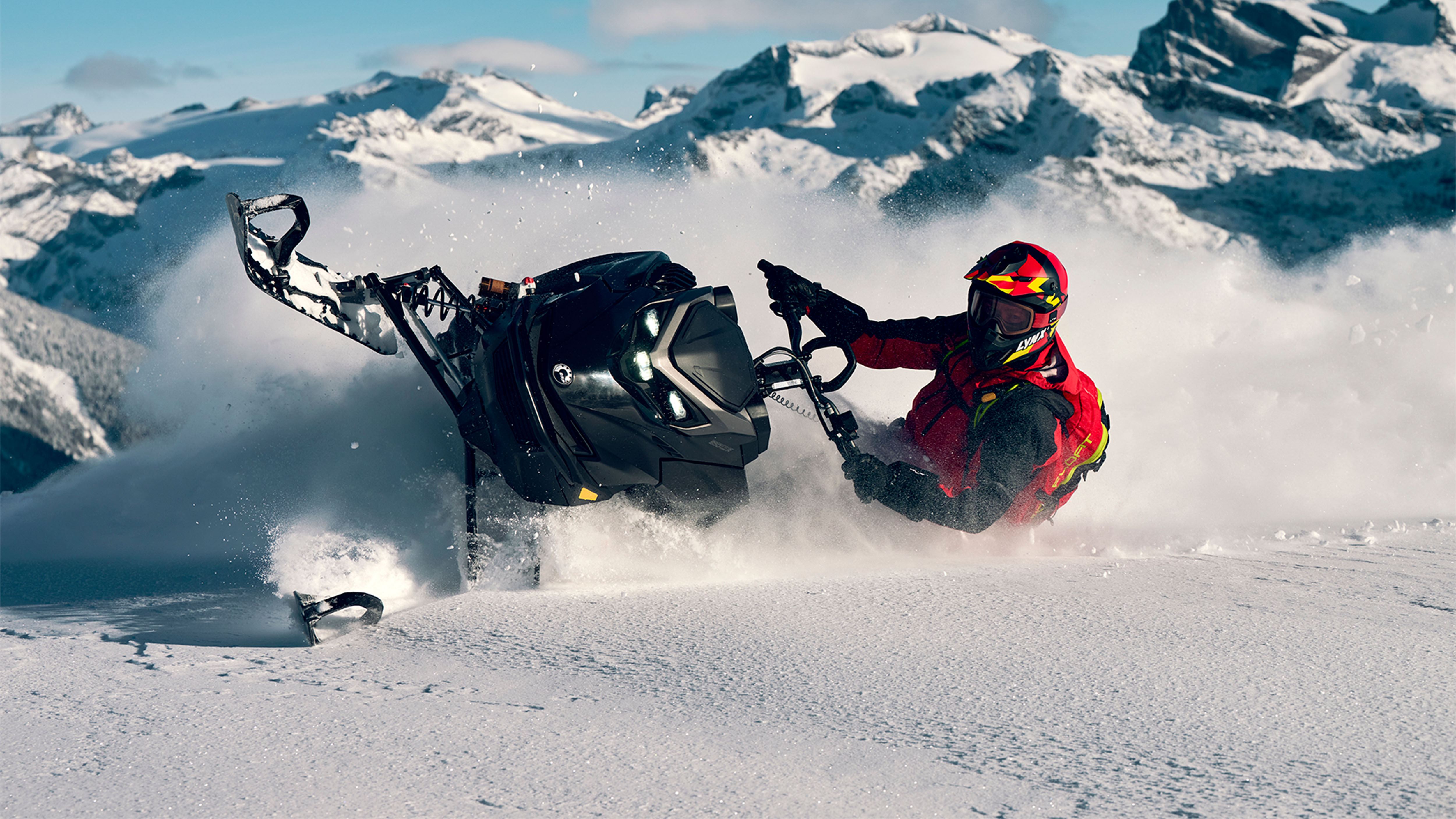 Lynx Shredder RE snöskoter gör en snäv sväng i djup snö