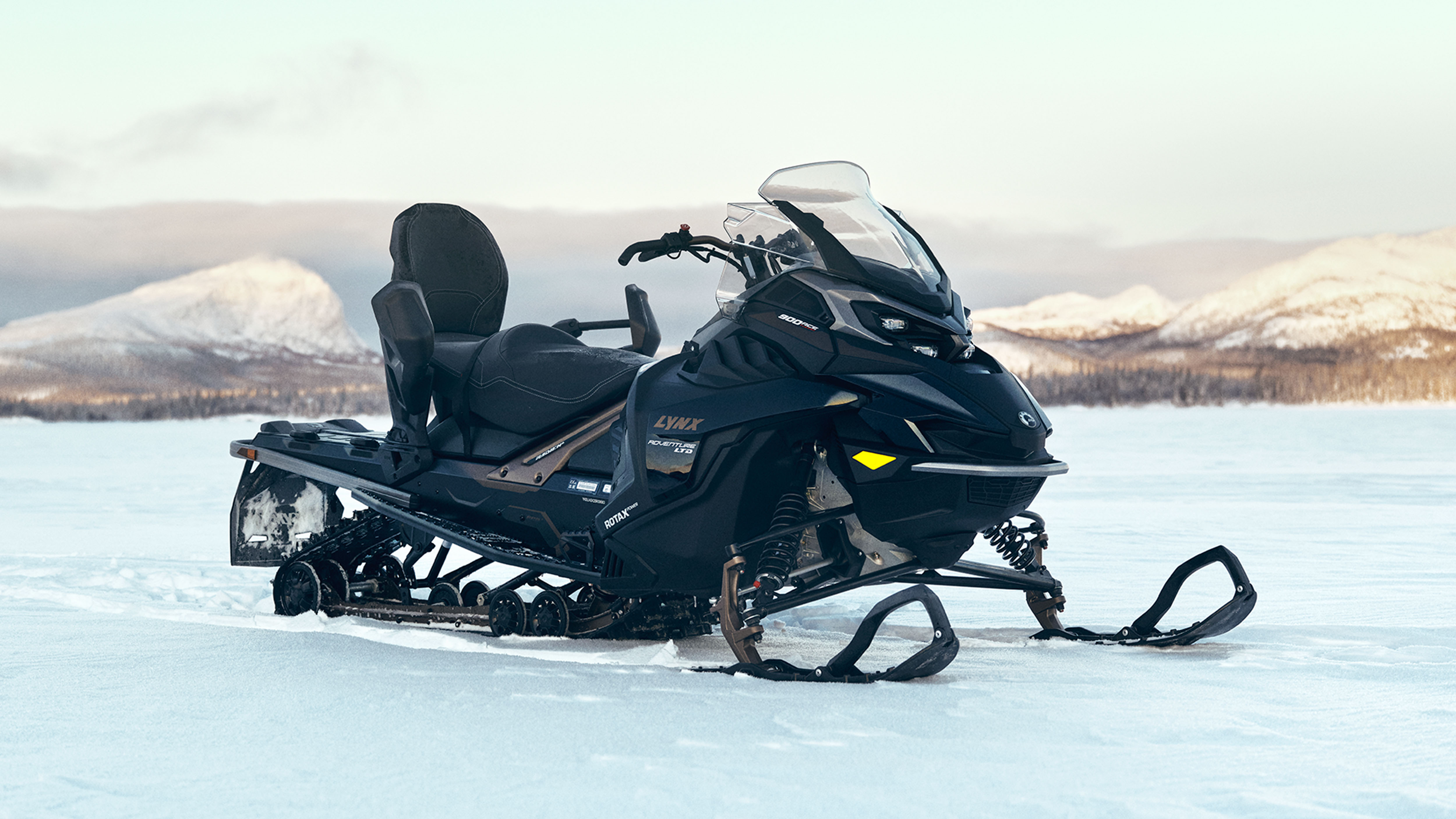 Lynx Adventure Limited 2025 ja Passenger Kit järven jäällä