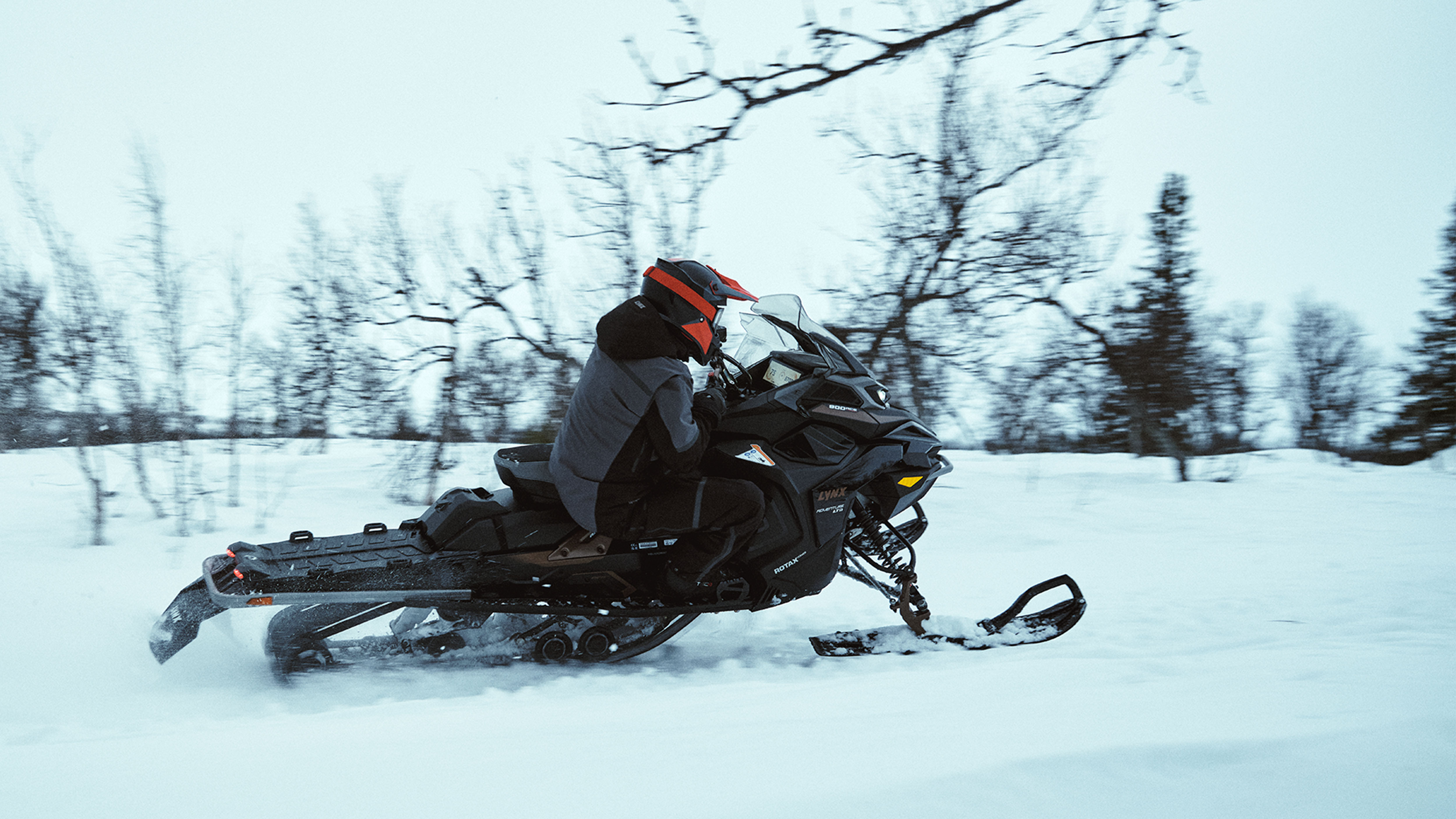 Lynx Adventure Limited 2025 snöskoter i snabb kurva på led