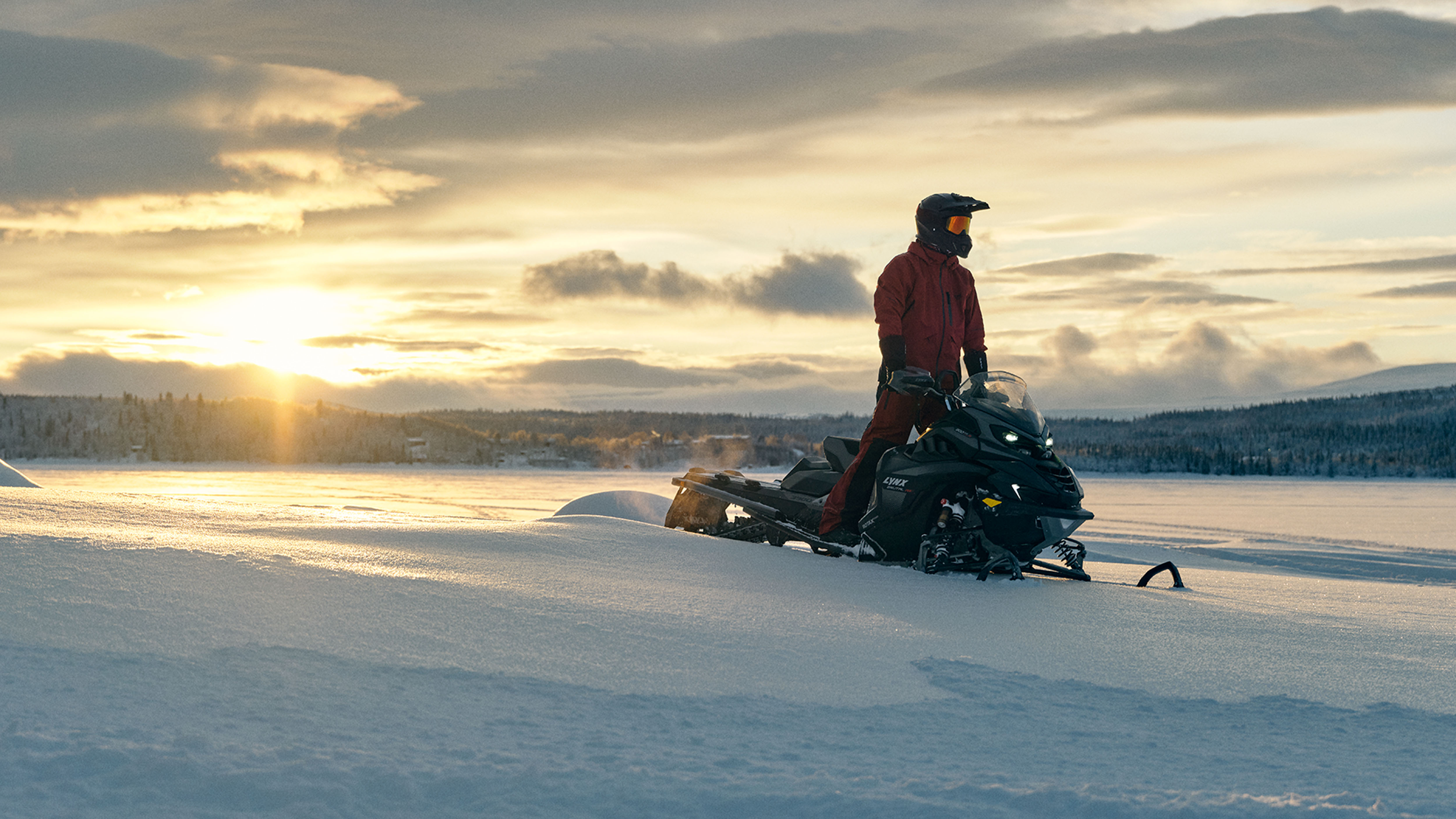 Lynx Brutal RE 2025 snøscooter parkert på innsjøisen ved soloppgang