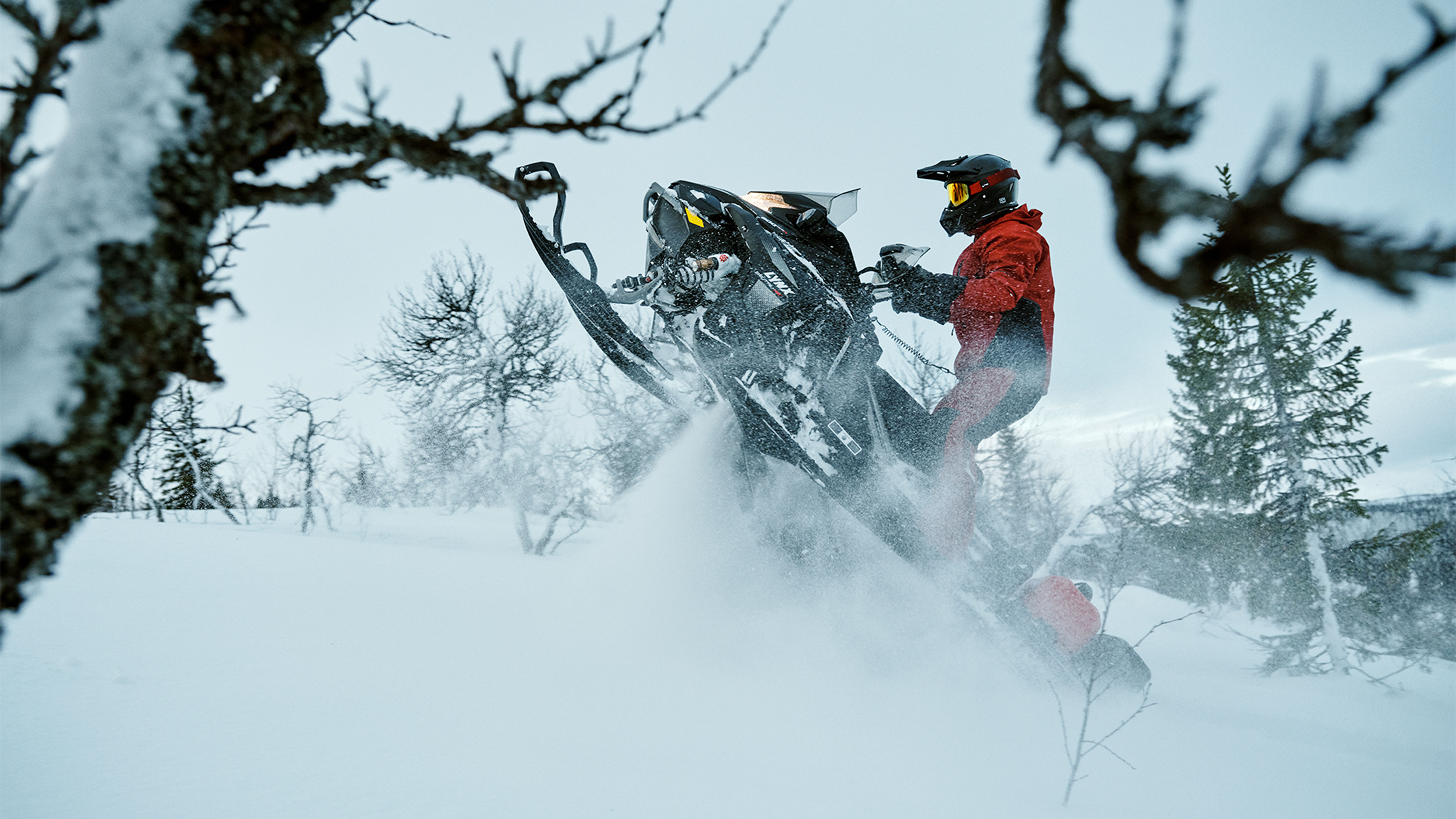 Motoneige Lynx Brutal RE 2025 faisant un wheelie en montant une côte