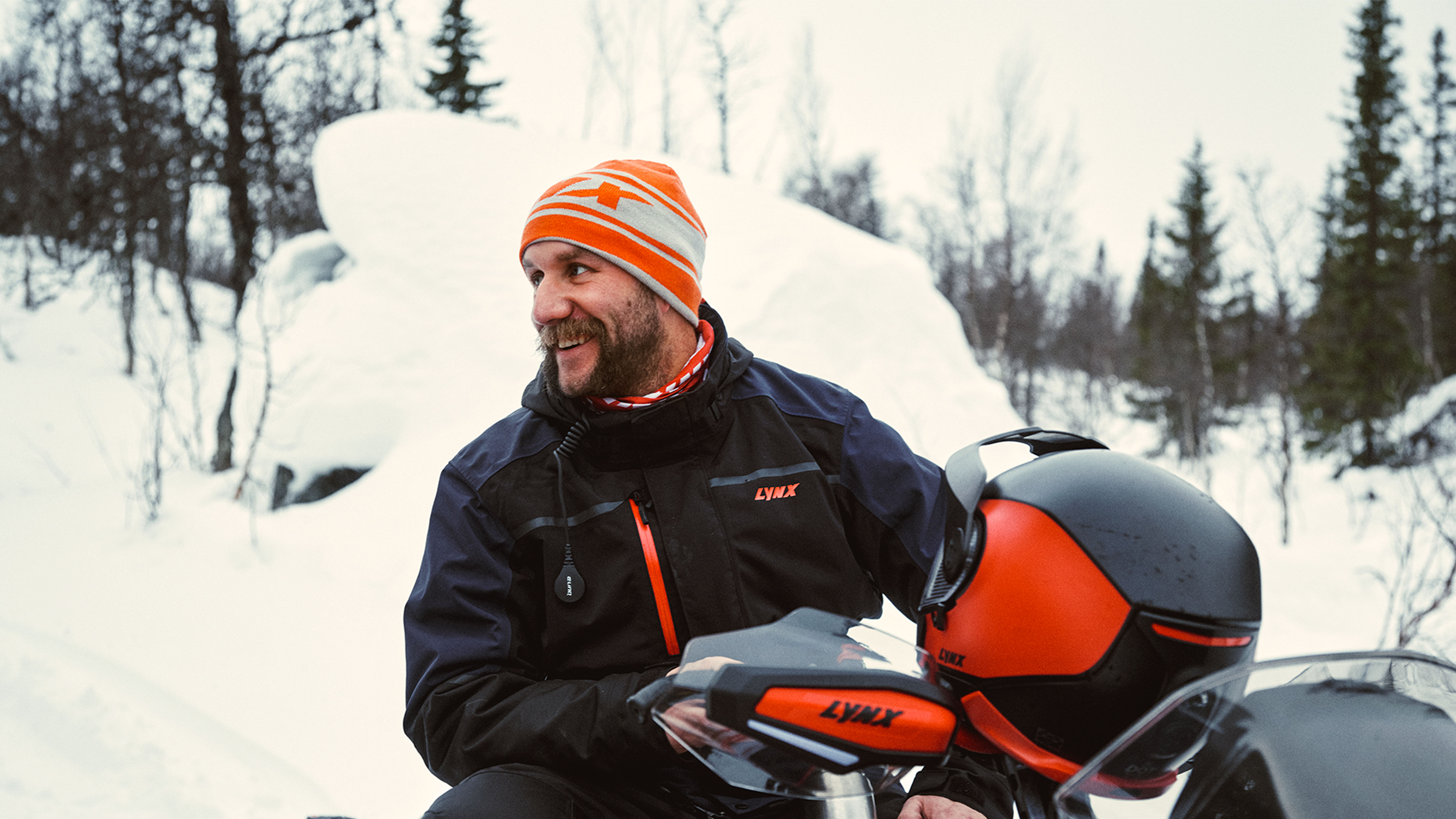 Man wearing the Lynx Stamina Trail jacket