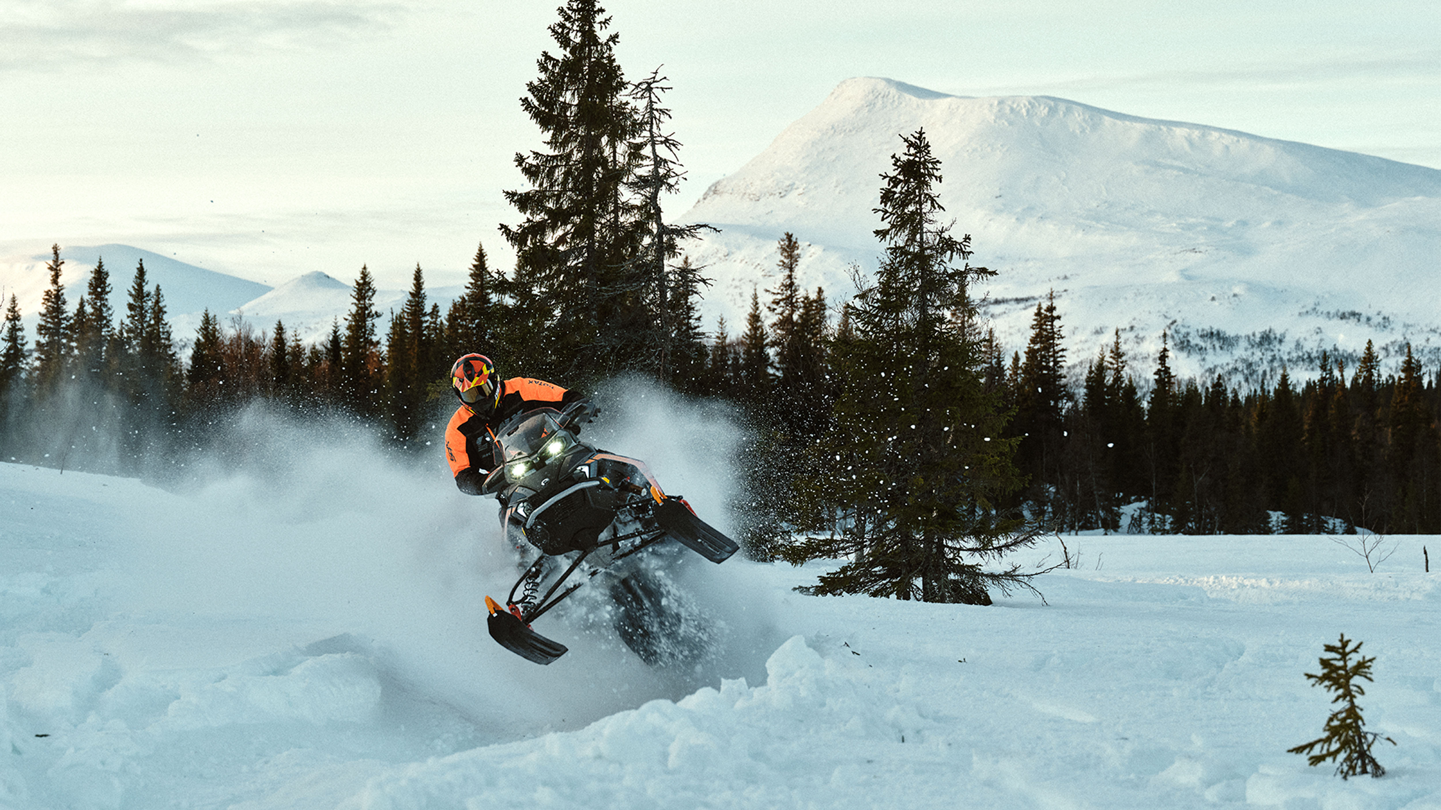 Rave Enduro snöskoterhoppning