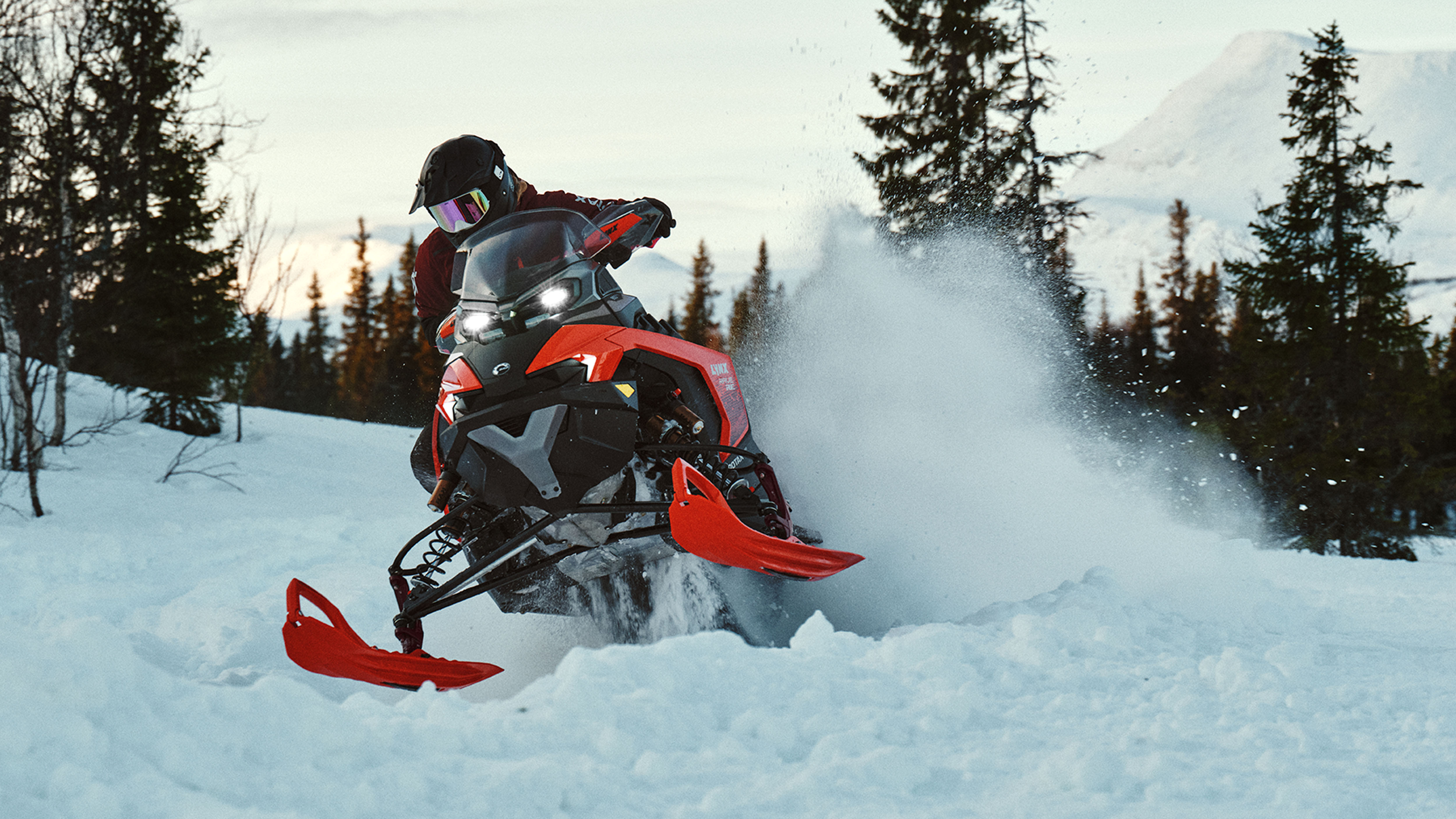 Lynx Shredder DS snøscooter klatrer opp en bratt bakke