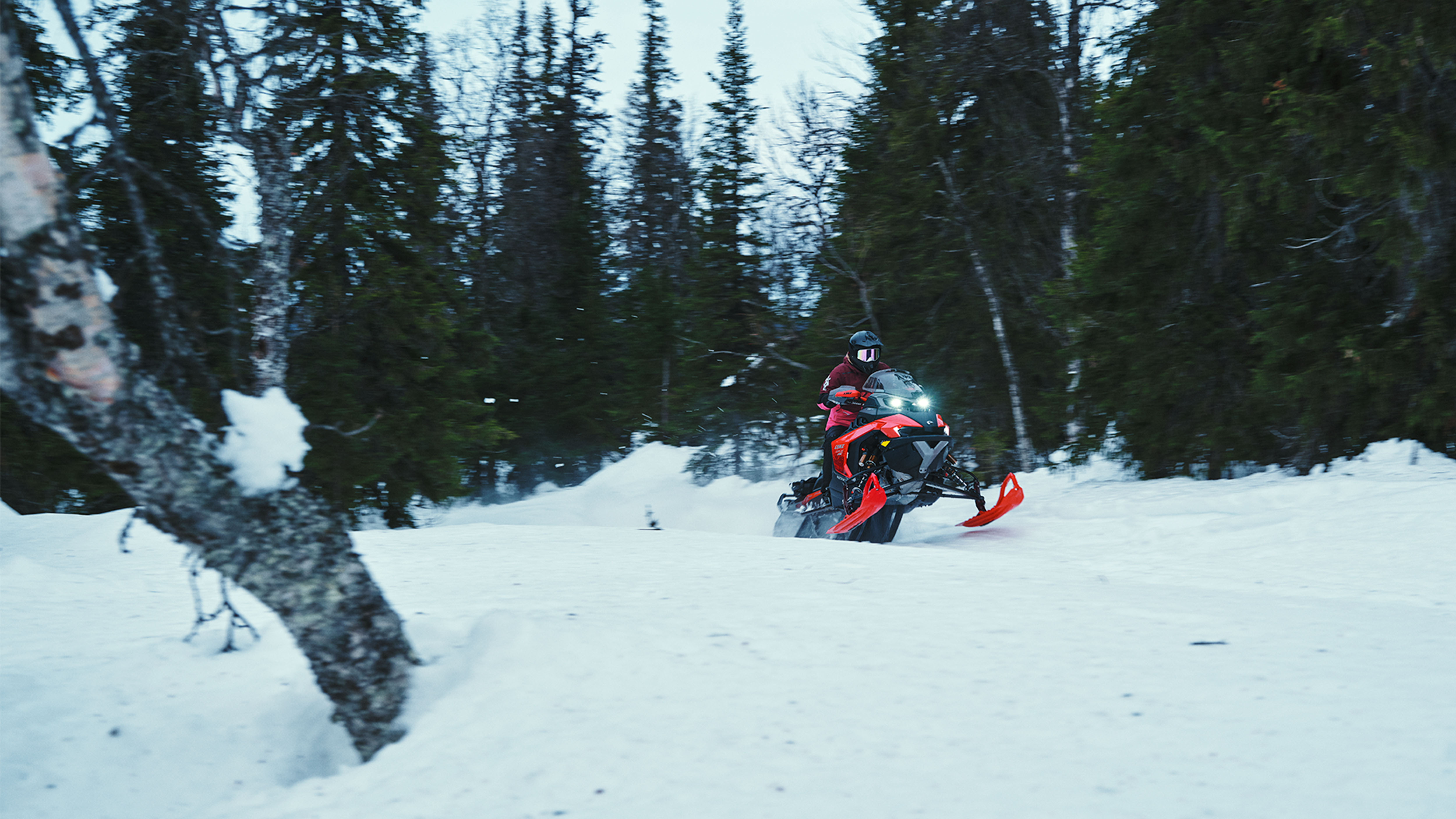Lynx Rave RE 2025 snøscooter akselererer i løypa