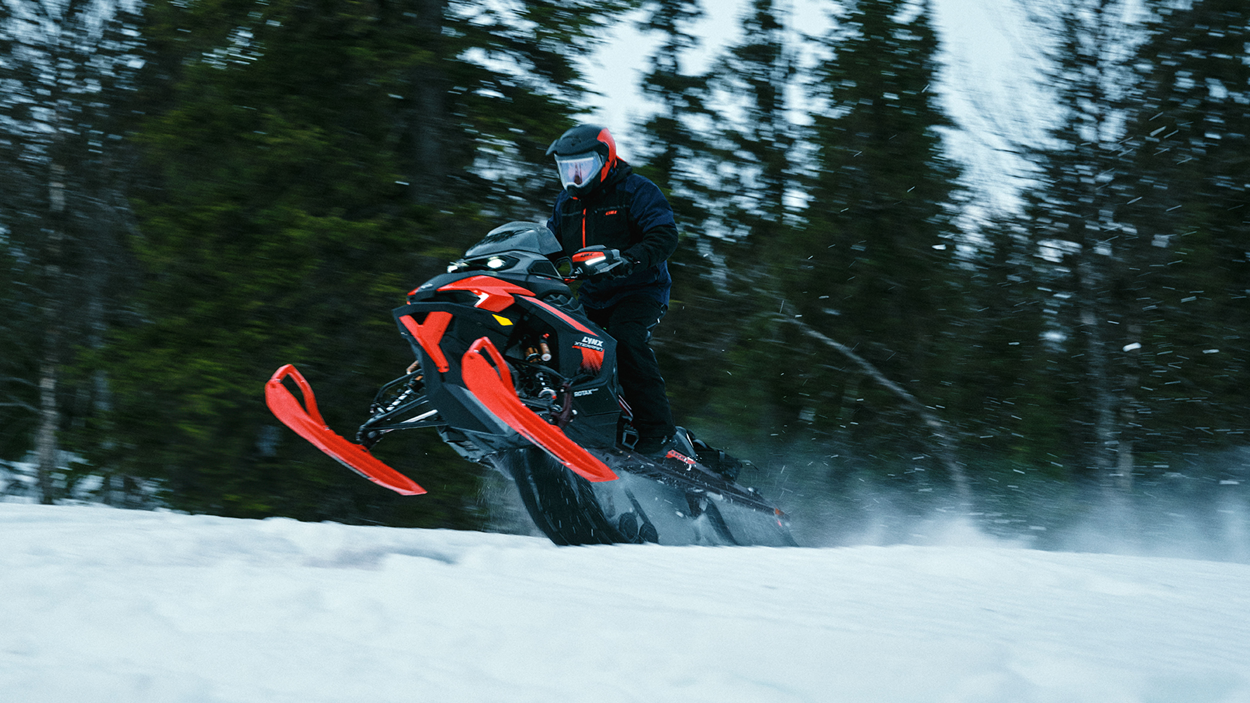 Lynx Xterrain RE 850 E-TEC Turbo R 2025 -moottorikelkka kiihdyttämässä reitillä