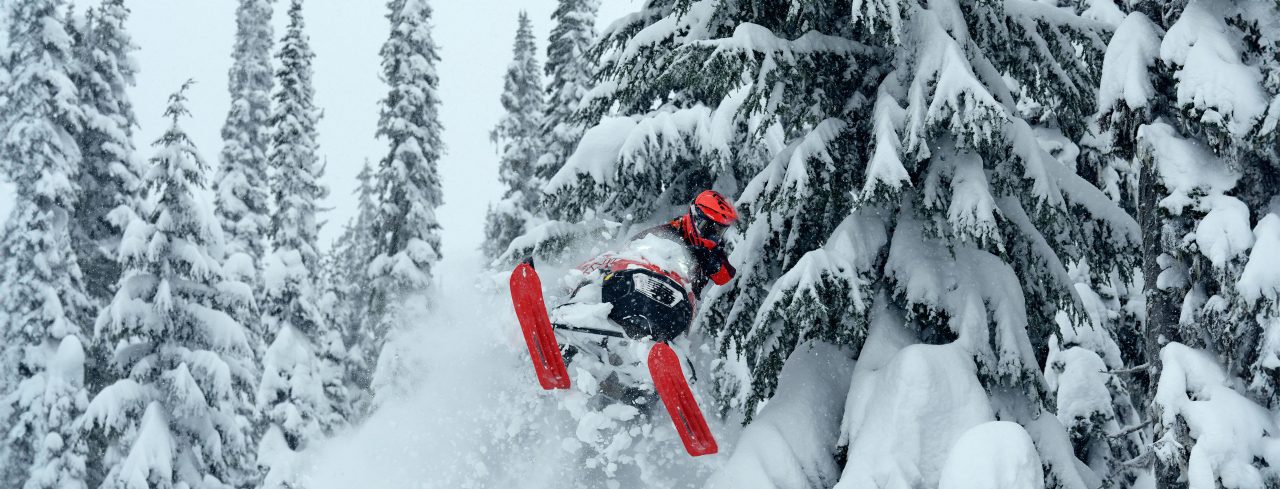 Motoneigiste performant une cascade avec une motoneige Lynx Shredder 2026 Motoneigiste performant une cascade avec une motoneige Lynx Shredder 2026