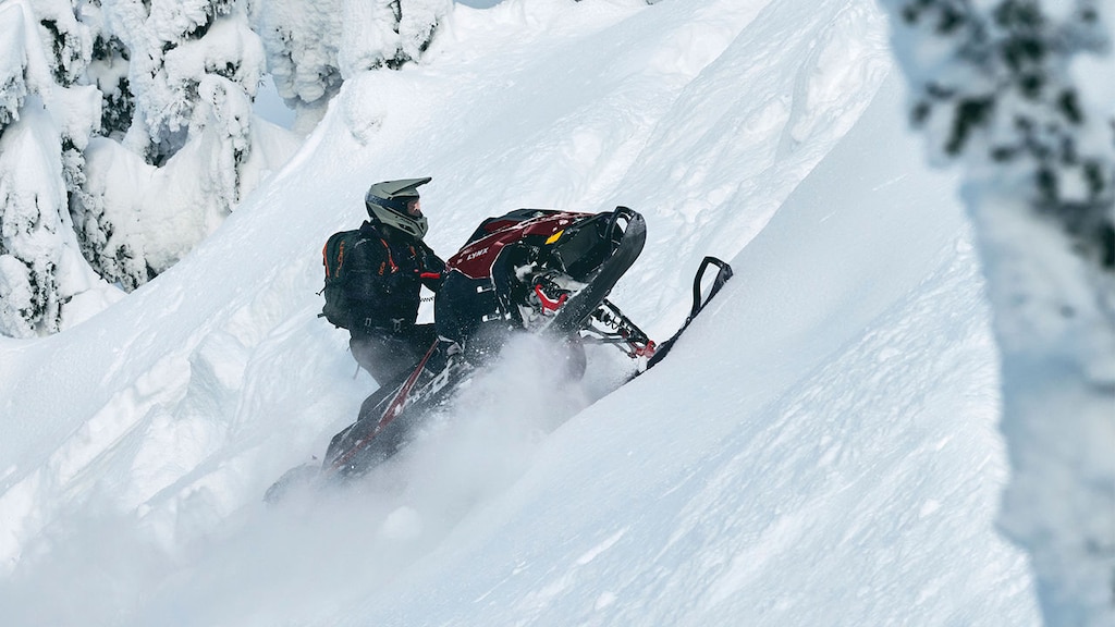 Lynx Shredder RE snøscooterproduksjon på toppen av fjellet